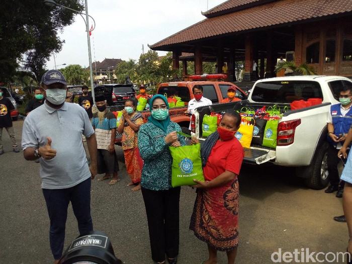 Sebanyak 500 paket sembako dibagikan kepada masyarakat Ponorogo yang terdampak wabah Corona. Bantuan sembako tersebut dari Pemberdayaan Kesejahteraan Keluarga (PKK) Ponorogo.