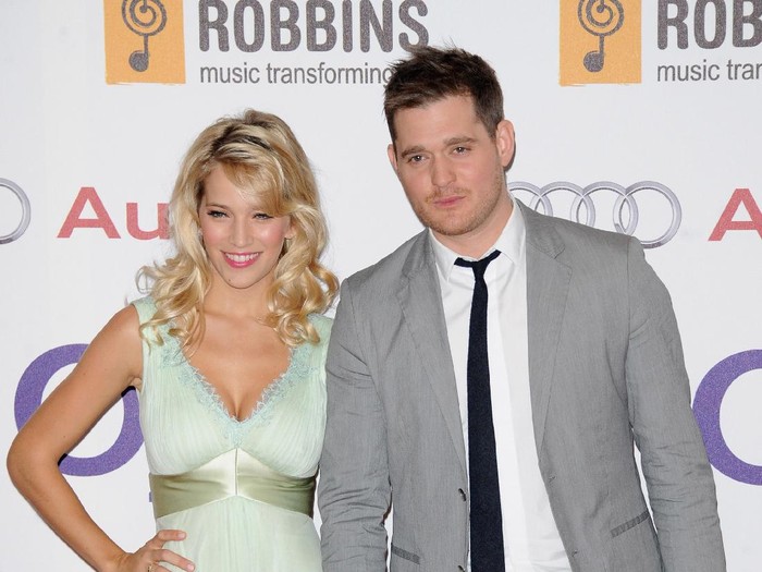 Michael Buble dan Luisana Lopilato LONDON, ENGLAND - JUNE 29: Luisana Lopilato and Singer Michael Buble attend the Nordoff Robbins O2 Silver Clef Awards at the London Hilton Hotel on June 29, 2012 in London, England. (Photo by Stuart Wilson/Getty Images)