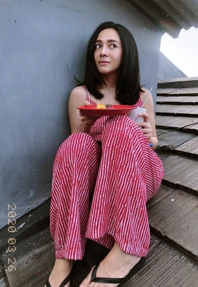 Selama #dirumahaja, penyanyi cilik era 90-an Dea Ananda berjemur di atap rumah.  Gegara #dirumahaja , yang paling ditunggu almost everyday adalah liat sunset dari atap rumah, terus gue tungguin sampai mataharinya tenggelam. Gitu aja udah girang . #sunsetselfie #monologbadea, tulis @dea_ananda. Foto: Instagram @dea_ananda