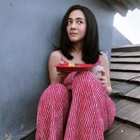 Selama #dirumahaja, penyanyi cilik era 90-an Dea Ananda berjemur di atap rumah.  Gegara #dirumahaja , yang paling ditunggu almost everyday adalah liat sunset dari atap rumah, terus gue tungguin sampai mataharinya tenggelam. Gitu aja udah girang . #sunsetselfie #monologbadea, tulis @dea_ananda. Foto: Instagram @dea_ananda