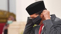 Presiden Jokowi terlihat memakai masker berwarna hitam.