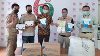 APD yang disalurkan kepada IDI antara lain 200 hazmat, 200 masker KN 95, dan 100 kotak handscoon. Istimewa/OK OCE Peduli.