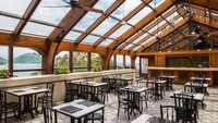 Di tengah pandemi, manajemen hotel memutuskan untuk membatalkan tiga tur properti harian. Restoran hotel yang beratap kaca, The Tai O Lookout, tetap terbuka pemesanannya (Foto: CNN)