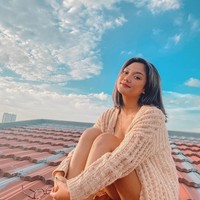 Penyanyi yang bernama lengkap Marion Rambu Jola Pedi atau yang lebih dikenal dengan nama Marion Jola, berjemur dengan tampil casual di atap rumahnya. Dia menggunakan cardigan rajut dan celana pendek. Foto: instagram @lalamarionmj