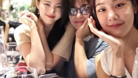  Begitu pula dengan momen yang satu ini. Bersama dengan dua temannya ia nongkrong seru di sebuah kafe. Lihat pose manis dan menggemaskan itu membuat Han So-hee tak terlihat seperti pelakor bukan? Foto: Instagram @xesoxee