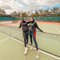Kakak beradik yang juga kompak berhijab ini gemar berolahraga bersama. Salah satu olahraga yang pernah mereka lakukan bersama adalah tenis. Main tenis yang berujung emosi.... 🤪 orang di mana bola kemana ...... ya begitulah main tenis ama adek w mah , unggah Erica. Foto: instagram @ericaputrii