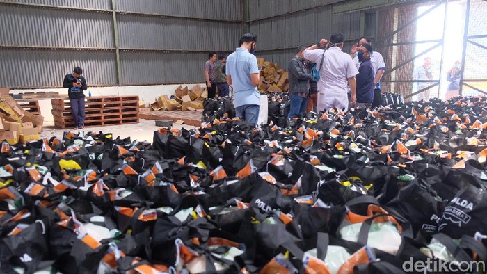 Paket Sembako untuk Buruh di Jabar