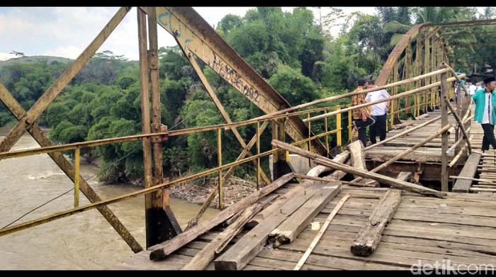 Ancam keselamatan penyebrang, warga minta pemerintah perbaiki jembatan ini