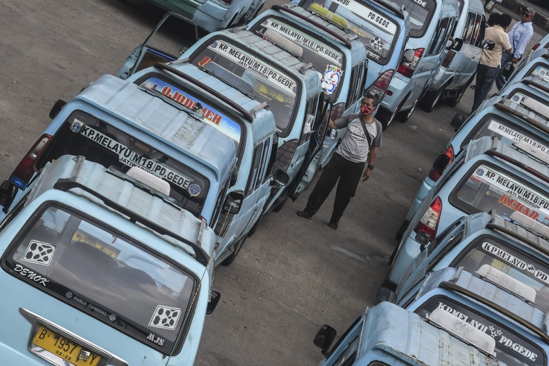 KENDARAAN ANGKUTAN UMUM TERDAMPAK PSBB Warga menumpang angkutan umum di Terminal Kampung Melayu, Jakarta, Rabu (15/4/2020). Ketua Organda DKI Shafruhan Sinungan mengatakan dari sekitar 85.900 kendaraan yang berada di bawah naungannya, hanya 8.000-8.600 unit yang masih dapat beroperasi hal tersebut disebabkan jumlah penumpang turun drastis karena sebagian besar orang kini lebih banyak di rumah mengikuti imbauan pemerintah dan penerapan PSBB. ANTARA FOTO/Muhammad Adimaja/aww.