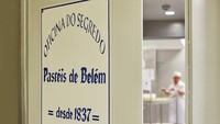 Berkunjung ke Lisbon, ada toko kue Pasteis de Belem dengan nuansa biru yang ikonik. Toko kue ini sudah membuat kue telur khas Portugal atau dikenal juag dengan nama Pasteis de Belem. Foto: Istimewa