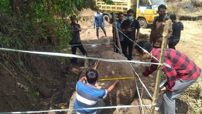 Penggali Tanah Uruk Temukan Batu Pipi Candi di Situs Kumitir Mojokerto