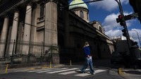 Buenos Aires, Ibu Kota Argentina, jadi salah satu kota yang tak pernah tidur yang berada di kawasan Amerika Latin. Merebaknya virus Corona di wilayah itu membuat sejumlah aktivitas warga beralih dari dalam rumah, mulai dari sekolah, bekerja, hingga berolahraga dilakukan di dalam rumah untuk mencegah penyebaran virus Corona. AP Photo/Victor R. Caivano.
