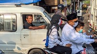 Sejumlah sopir angkutan umum pun masih belum menggunakan masker.