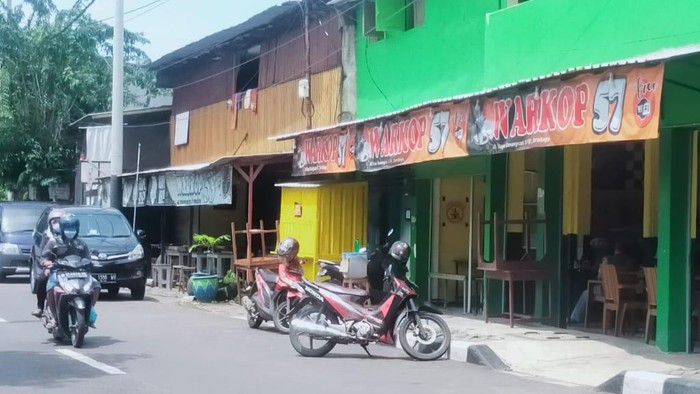 warkop di jalan gunungsari masih buka