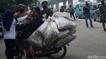 Hari Pertama PSBB Bekasi, Petugas Hentikan Pengendara Tak Bermasker