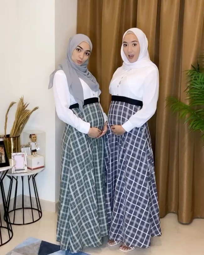 Dalam akun Instagramnya Citra Kirana menuliskan rasa syukur dan bahagianya setelah mengetahui sang kakak hamil.  Dia berbagi foto gaya kompak mereka memakai blouse warna putih dan rok kotak-kotak sambil memperlihatkan perutnya. Alhamdulillah wa syukurillah.... finally... setelah menunggu satu tahun..melihat dan merasakan perjuangannya..akhirnyaa kakakuu di kasih hadiah terindah sama Allah...ga nyangka jugaa bisa hamil barengan gini..hihi kalo di pikir2 lucu juga..dari dulu selalu di bilang kembar..pake baju samaan...kemana2 bareng2 ga pernah pisah..baru pisah saat uti udh nikah..dan akhirnya aku juga nikah..daaaaan sekarang Allah kasih kita berkah yg luar biasa..hamil barengaaan siisstt...menggendut bersamaa kitaaa #11weekspregnant #17weekspregnant ️, kata Citra Kirana pada awal April 2020. Foto: instagram @citraciki