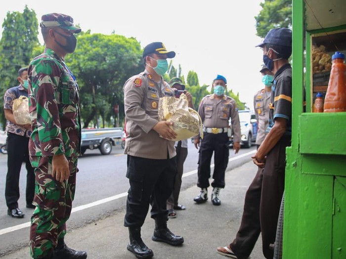 Puluhan Tukang Becak Terdampak Wabah Corona di Jombang Terima Sembako Gratis