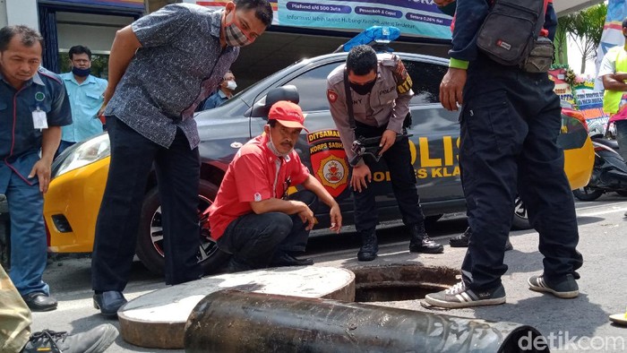 Tim gabungan mengecek lokasi pencurian kabel Telkom yang libatkan oknum TNI di Jl Pemuda Klaten
