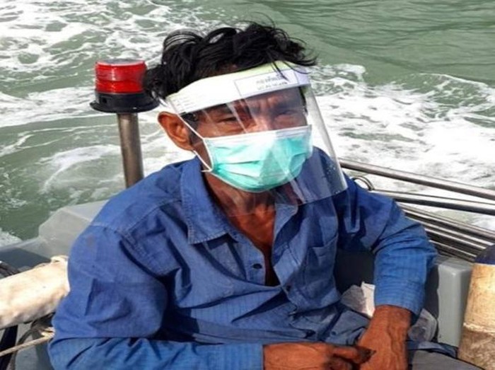 nelayan nekat berenang nelayan nekat berenang