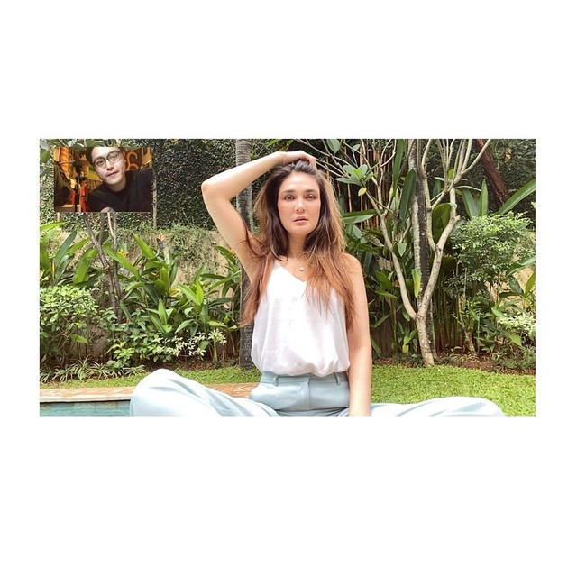 Aldo Sinarta juga mengunggah foto-foto pemotretan virtual tersebut di Instagram-nya. Salah satunya foto behind the scene. Today Virtual photoshoot with @lunamaya bts slide 4 #fotografidirumah #virtualphotoshoot, tulis Aldo. Terungkap di kolom komentar bahwa pemotretan dilakukan saat sesi Facetime. (Foto: Instagram/@aldosinarta)