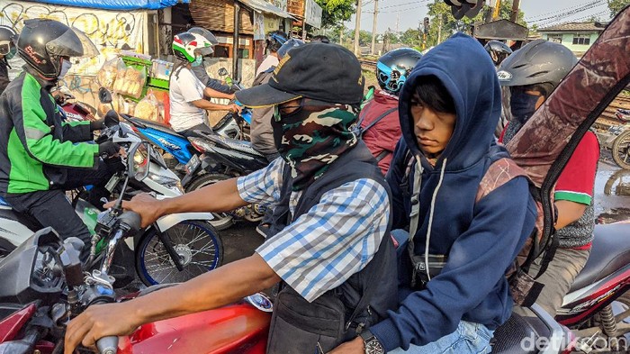 Jelang PSBB, Belum Banyak Warga Tangsel yang Gunakan Masker Sebagian pengendara sepeda motor dan sopir angkutan umum beraktifitas tanpa menggunakan masker pelindung di Jl Jombang-Sudimara, Kota Tangerang Selatan.