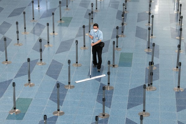 Hanya terlihat beberapa petugas kebersihan yang berlalu-lalang di dalam bandara.