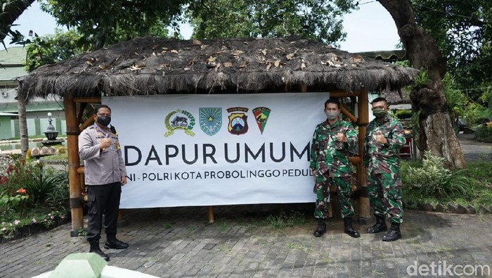 Polresta, Kodim 0820 dan Zipur 10 Probolinggo membuat dapur umum terkait wabah Corona. Dapur itu dibuat untuk kegiatan sosial bagi masyarakat.