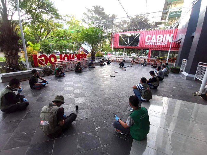 Relawan covid 19 Sulsel Jaga Stamina dengan Ngopi Relawan covid 19 Sulsel Jaga Stamina dengan Ngopi