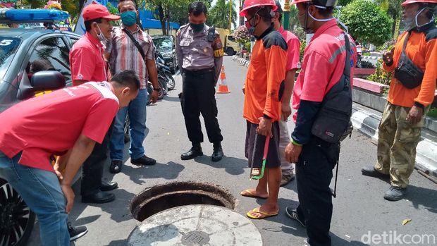 Tim gabungan mengecek lokasi pencurian kabel Telkom yang libatkan oknum TNI di Jl Pemuda Klaten