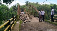 Sudah 3 orang, dua di antaranya pelajar tewas akibat terjatuh karena pijakan yang rapuh dan sebagian besar jebol.