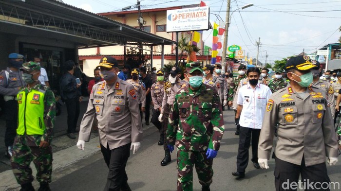 Pangdam IV/Diponegoro di sela pemberian bantuan di Semarang