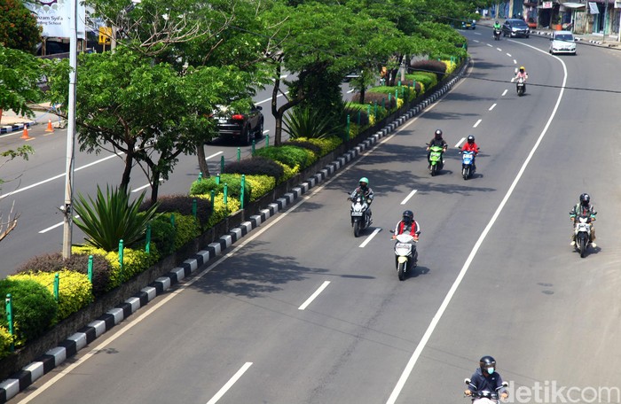 Begini suasana Pada hari pertama penerapan Pembatasan Sosial Berskala Besar (PSBB) di Kota Depok dengan melakukan Chek Point oleh polisi saat pemeriksaan sejumlah kendaraan di Bundara Fly Over UI, Depok, Jawa barat, Rabu (15/4/2020).  Banya pengendara yang masih mematuhi peraturan PSBB oleh Pemkot Kota Depok
