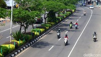 Lalu lintas tampak lancar di hari pertama PSBB di Depok.