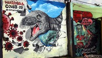 Berbagai mural untuk melawan virus Corona terlihat di dinding tersebut.