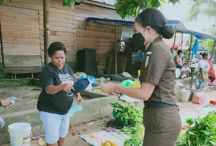 Demi memutus rantai penyebaran Corona, Kejati Papua Barat memberikan bantuan untuk menghalau COVID-19 lewat masker.
