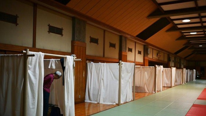 Tempat pengungsian sementara bagi para tunawisma. Mulanya tempat ini merupakan pusat seni bela diri di Yokohama.  (AFP)