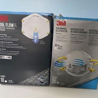 Saat masker N95 sudah sangat langka akibat virus Corona, pria ini justru menemukan dua kotak berisi lusinan masker yang sangat dibutuhkan itu. Masker yang mereka temukan di gudang bawah tanah itu kemudian disumbangkan ke rumah sakit dekat rumah. Foto: Reddit/Bored Panda