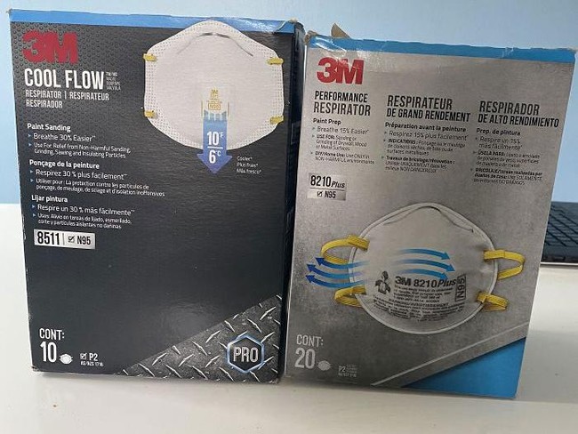 Saat masker N95 sudah sangat langka akibat virus Corona, pria ini justru menemukan dua kotak berisi lusinan masker yang sangat dibutuhkan itu. Masker yang mereka temukan di gudang bawah tanah itu kemudian disumbangkan ke rumah sakit dekat rumah. Foto: Reddit/Bored Panda