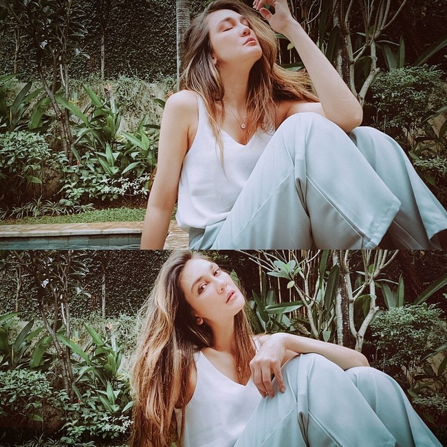 Untuk pemotretan virtual tersebut, Luna tampil kasual dalam balutan tank-top putih dan jeans. Rambut panjangnya dibiarkan tergerai bebas. (Foto: Instagram/@aldosinarta)