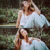 Untuk pemotretan virtual tersebut, Luna tampil kasual dalam balutan tank-top putih dan jeans. Rambut panjangnya dibiarkan tergerai bebas. (Foto: Instagram/@aldosinarta)