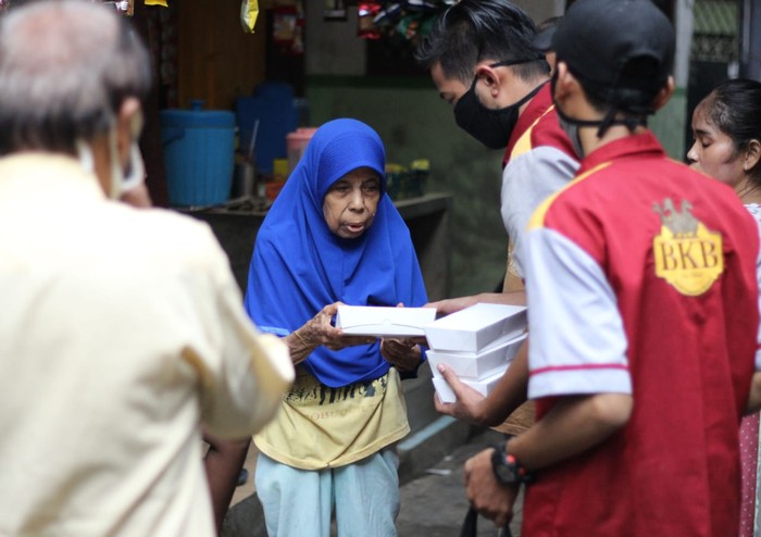 Resto Bebek BKB melakukan aksi sosial untuk masyarakat yang terkena dampak pandemi COVID-19 dengan memberikan donasi 10,000 nasi kotak Rabu (15/4).