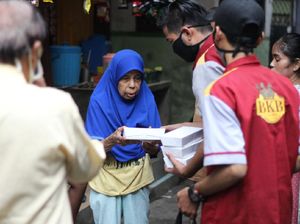 Bagi-bagi Nasi Kotak Bantu Warga Terdampak COVID-19