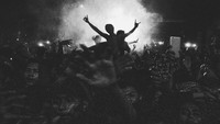 Tepuk tangan para fans menyambut kedatangan sang The Godfather of Broken Heart di atas panggung belum lama ini di JIExpo Kemayoran, Jakarta, selepas hujan deras yang menyanyikan penggalan lirik tanpa musik.