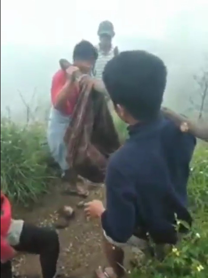 Remaja mengevakuasi jasad wanita yang ditemukan meninggal di Gunung Rinjani (Screenshot video viral)