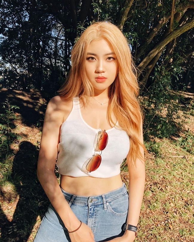 Adalah Allissa Shin, seorang selebgram Korea-Amerika yang belakangan mencuri atensi fans KPop. Pasalnya penampilan Allissa belakangan ini bisa dibilang sangat mirip dengan Rose Blackpink. Foto: Instagram @allissashin