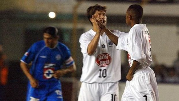 Robinho (D) del Santos de Brasil, es saludado por su compaero Diego (C) luego de convertir el primer gol para su equipo, mientras Palencia (I), del Cruz Azul de Mxico observa, el 28 de mayo de 2003, durante el partido vlido por los cuartos de final de la Copa Libertadores de Amrica disputado en Santos, Brasil. AFP PHOTO/ANTONIO SCORZA (Photo by ANTONIO SCORZA / AFP)