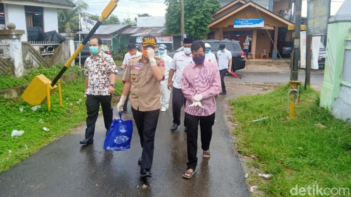 Gubernur Bengkulu, Rohidin Mersyah, mendatangi langsung rumah warganya yang positif Corona (COVID-19) (Hery Supandi/detikcom)