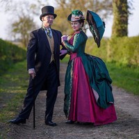 Tidak hanya para tetangga yang menyukai pertunjukkan yang dibuat oleh Izabela dan Lukas. Salah satu petugas polisi di daerahnya juga kerap memuji penampilan pasangan tersebut, bahkan memposting fotonya di media sosial dan mengatakan bahwa ide tersebut sangatlah cemerlang.Foto: Instagram @izabelapriorattire