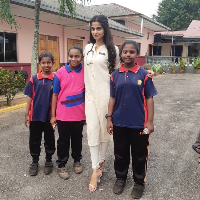 Di tengah pandemi ini Nisha merasa sangat prihati dengan keadaan ekonomi, terlebih mereka yang kekurangan. Ia pun tak segan mengeluarkan dana pribadi dalam aksi sosialnya itu.  Foto: dok. Instagram