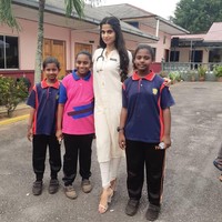 Di tengah pandemi ini Nisha merasa sangat prihati dengan keadaan ekonomi, terlebih mereka yang kekurangan. Ia pun tak segan mengeluarkan dana pribadi dalam aksi sosialnya itu.  Foto: dok. Instagram